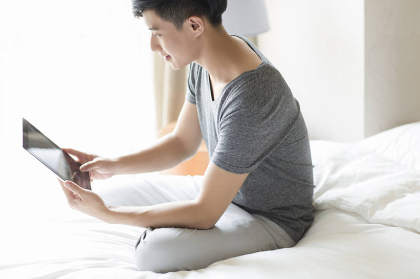 东方人,成年人,一个人,坐,盘腿,微笑,横图,室内,白天,侧面,快乐,幸福,互联网,技术,窗户,床,卧室,城市,酒店,北京,日光,中国,亚洲,仅一个男性,仅一个人,一排,连接,握,整齐,屏幕,触摸屏,联系,玩,T恤,注视,休闲装,干净,排列,仅一个年轻男性,观察,看,休闲,舒服,放松,握着,摄影,生活方式,观看,察看,舒适,享乐,队列,关注,网上冲浪,逆光,棉被,平板电脑,东亚,无线电技术,上网,男人,男性,年轻男性,亚洲人,中国人,年轻人,休闲活动,触摸,盘腿而坐,盘膝,盘着腿的,盘着腿坐,双腿交叉,坐着,彩图,全身,欢乐,bj175