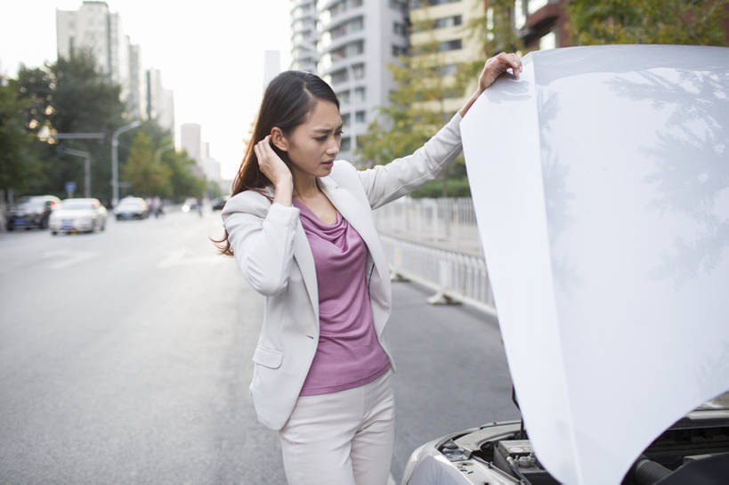 东方人,成年人,一个人,商务人士,司机,商务女性,横图,室外,白天,正面,度假,时尚,美景,城市风光,城市,道路,街道,路,公路,汽车,北京,中国,亚洲,仅一个年轻女性,仅一个女性,仅一个人,握,套装,正装,景观,机动车,交通,注视,娱乐,车,交通工具,轿车,观察,看,站着,享受,休闲,皱眉,发动机,景色,放松,握着,运输,摄影,生活方式,观看,察看,忧虑,都市风光,关注,载具,问题,引擎盖,东亚,迷惑,认真,年轻女性,女人,女性,亚洲人,中国人,年轻人,白领,马路,彩图,办公室职员,家用车,bj175