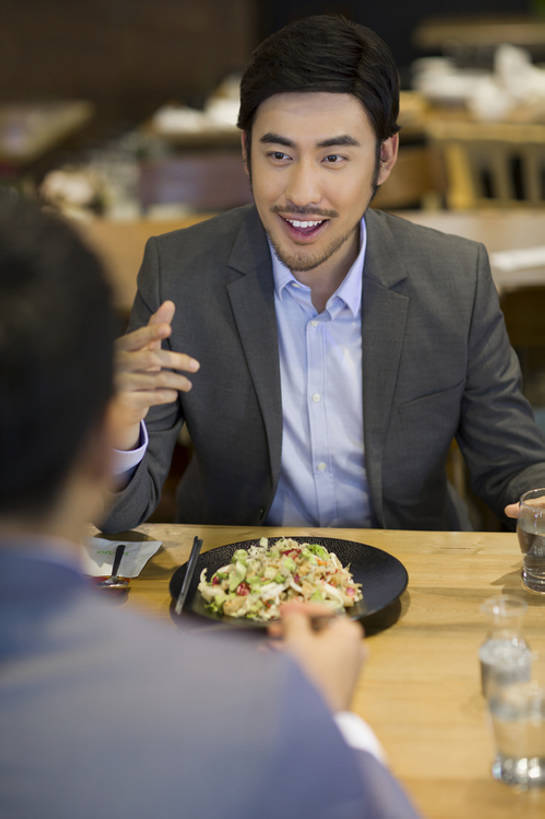 啤酒,东方人,成年人,胡须,两个人,同事,商务人士,商务男性,笑,吃,微笑,露齿笑,竖图,室内,正面,衬衫,吃饭,商务,快乐,友谊,幸福,成功,合作,团队,集体,信心,消费,水,餐桌,筷子,桌子,城市,杯子,餐具,北京,中国,亚洲,握,套装,正装,美味,食品,酒类,饮品,现代,队伍,饮食,餐饮,顾客,食物,饮料,盘子,职业,休闲,健康,面对面,放松,亲密,握着,摄影,生活方式,后背,照亮,领导,享乐,膳食,成就,可口,商务装,合伙,领袖,工薪阶层,东亚,健康食物,陪同,适口,陪伴,男人,男性,年轻男性,亚洲人,中国人,年轻人,胡子,络腮胡,白领,上班族,玻璃杯,沟通,说话,坐着,半身,彩图,衬衣,欢乐,餐馆,开领,伴随,bj175