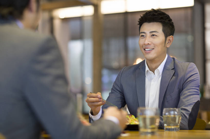 啤酒,东方人,成年人,两个人,同事,商务人士,商务男性,笑,吃,微笑,露齿笑,横图,室内,正面,衬衫,吃饭,商务,快乐,友谊,幸福,成功,合作,团队,集体,信心,消费,水,餐桌,筷子,桌子,城市,杯子,餐具,北京,中国,亚洲,握,套装,正装,美味,食品,酒类,饮品,现代,队伍,饮食,餐饮,顾客,食物,饮料,盘子,职业,休闲,健康,面对面,放松,亲密,握着,摄影,生活方式,照亮,领导,享乐,膳食,成就,可口,商务装,合伙,领袖,工薪阶层,东亚,健康食物,陪同,适口,陪伴,男人,男性,年轻男性,亚洲人,中国人,年轻人,白领,上班族,玻璃杯,沟通,说话,坐着,半身,彩图,衬衣,欢乐,餐馆,开领,伴随,bj175