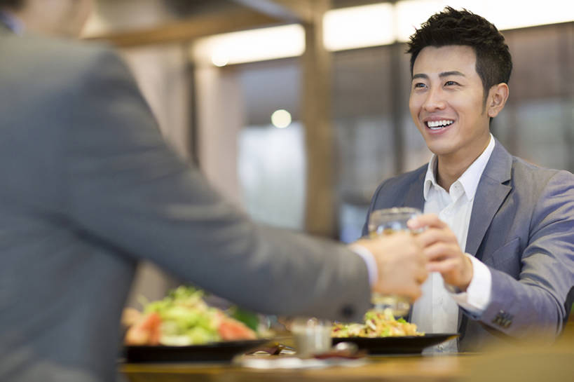 啤酒,东方人,成年人,两个人,同事,商务人士,商务男性,笑,吃,微笑,露齿笑,横图,室内,正面,衬衫,吃饭,商务,快乐,友谊,幸福,成功,合作,团队,集体,信心,消费,水,餐桌,桌子,城市,杯子,餐具,北京,中国,亚洲,喝,握,套装,正装,庆祝,美味,食品,酒类,饮品,现代,队伍,饮食,餐饮,顾客,食物,饮料,盘子,职业,休闲,健康,面对面,放松,亲密,举杯,握着,摄影,生活方式,照亮,领导,享乐,膳食,成就,可口,商务装,合伙,领袖,工薪阶层,东亚,健康食物,陪同,适口,陪伴,男人,男性,年轻男性,亚洲人,中国人,年轻人,白领,上班族,玻璃杯,沟通,说话,坐着,半身,彩图,衬衣,欢乐,餐馆,开领,伴随,bj175