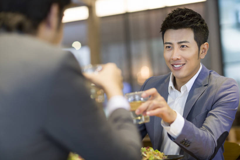啤酒,东方人,成年人,两个人,同事,商务人士,商务男性,笑,吃,微笑,露齿笑,横图,室内,正面,衬衫,吃饭,商务,快乐,友谊,幸福,成功,合作,团队,集体,信心,消费,水,餐桌,桌子,城市,杯子,餐具,北京,中国,亚洲,喝,握,套装,正装,庆祝,美味,食品,酒类,饮品,现代,队伍,饮食,餐饮,顾客,食物,饮料,盘子,职业,休闲,健康,面对面,放松,亲密,举杯,握着,摄影,生活方式,照亮,领导,享乐,膳食,成就,可口,商务装,合伙,领袖,工薪阶层,东亚,健康食物,陪同,适口,陪伴,男人,男性,年轻男性,亚洲人,中国人,年轻人,白领,上班族,玻璃杯,沟通,说话,坐着,半身,彩图,衬衣,欢乐,餐馆,开领,伴随,bj175