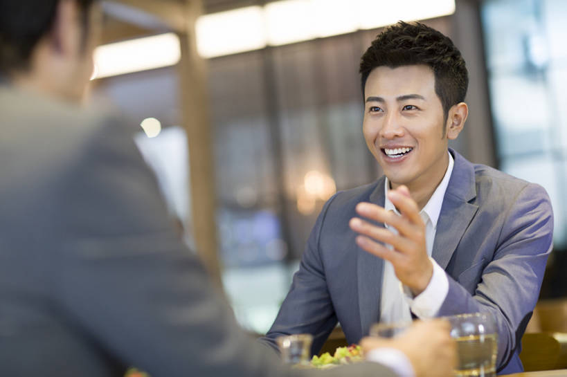 啤酒,东方人,成年人,两个人,同事,商务人士,商务男性,笑,吃,微笑,露齿笑,横图,室内,正面,衬衫,吃饭,商务,快乐,友谊,幸福,成功,合作,团队,集体,信心,消费,水,餐桌,桌子,城市,杯子,餐具,北京,中国,亚洲,套装,正装,美味,食品,酒类,饮品,现代,队伍,饮食,餐饮,顾客,食物,饮料,职业,休闲,健康,面对面,放松,亲密,摄影,生活方式,照亮,领导,享乐,膳食,成就,可口,商务装,合伙,领袖,工薪阶层,东亚,健康食物,陪同,适口,陪伴,男人,男性,年轻男性,亚洲人,中国人,年轻人,白领,上班族,玻璃杯,沟通,说话,坐着,半身,彩图,衬衣,欢乐,餐馆,开领,伴随,bj175