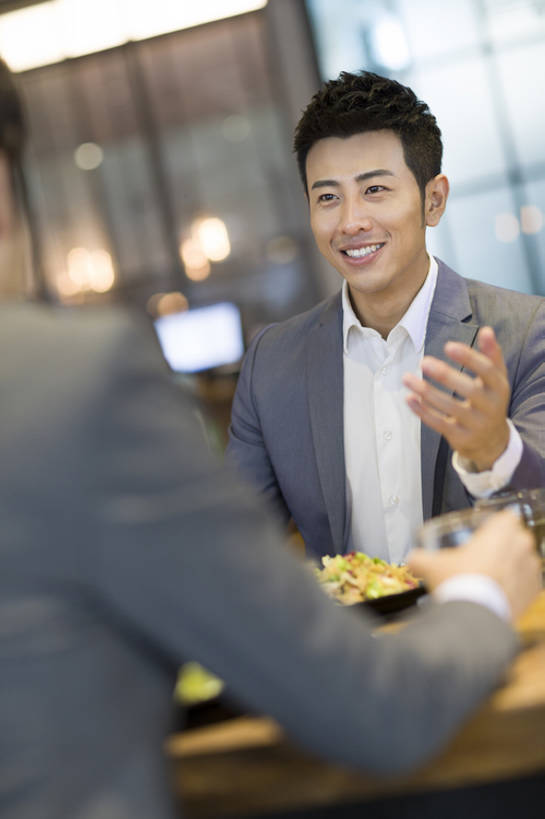 啤酒,东方人,成年人,两个人,同事,商务人士,商务男性,笑,吃,微笑,露齿笑,竖图,室内,正面,衬衫,吃饭,商务,快乐,友谊,幸福,成功,合作,团队,集体,信心,消费,水,餐桌,桌子,城市,杯子,餐具,北京,中国,亚洲,套装,正装,美味,食品,酒类,饮品,现代,队伍,饮食,餐饮,顾客,食物,饮料,职业,休闲,健康,面对面,放松,亲密,摄影,生活方式,照亮,领导,享乐,膳食,成就,可口,商务装,合伙,领袖,工薪阶层,东亚,健康食物,陪同,适口,陪伴,男人,男性,年轻男性,亚洲人,中国人,年轻人,白领,上班族,玻璃杯,沟通,说话,坐着,半身,彩图,衬衣,欢乐,餐馆,开领,伴随,bj175