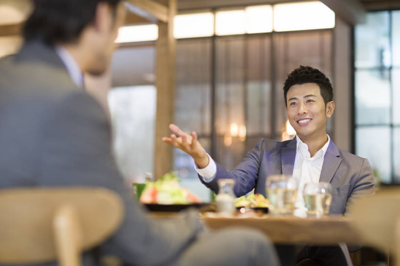 啤酒,东方人,成年人,两个人,同事,商务人士,商务男性,笑,吃,微笑,露齿笑,横图,室内,正面,衬衫,吃饭,商务,快乐,友谊,幸福,成功,合作,团队,集体,信心,消费,水,餐桌,桌子,城市,杯子,餐具,北京,中国,亚洲,套装,正装,美味,食品,酒类,饮品,现代,队伍,饮食,餐饮,顾客,食物,饮料,盘子,手势,职业,休闲,健康,面对面,放松,亲密,摄影,生活方式,照亮,领导,享乐,膳食,成就,可口,商务装,合伙,领袖,工薪阶层,东亚,健康食物,陪同,适口,陪伴,男人,男性,年轻男性,亚洲人,中国人,年轻人,白领,上班族,玻璃杯,沟通,说话,坐着,半身,彩图,衬衣,欢乐,餐馆,打手势,开领,伴随,bj175