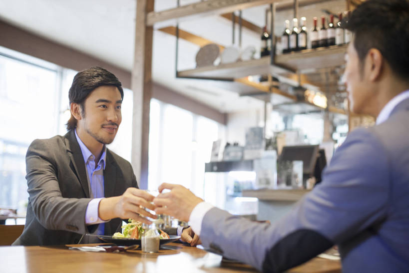 啤酒,东方人,成年人,胡须,两个人,同事,商务人士,商务男性,吃,微笑,横图,室内,侧面,衬衫,吃饭,商务,快乐,友谊,幸福,成功,合作,团队,集体,信心,消费,水,餐桌,桌子,城市,杯子,餐具,北京,中国,亚洲,喝,握,套装,正装,庆祝,美味,食品,酒类,饮品,现代,队伍,饮食,餐饮,顾客,食物,饮料,盘子,职业,休闲,健康,面对面,放松,亲密,举杯,握着,摄影,生活方式,照亮,领导,享乐,膳食,成就,可口,商务装,合伙,领袖,工薪阶层,东亚,健康食物,陪同,适口,陪伴,男人,男性,年轻男性,亚洲人,中国人,年轻人,胡子,络腮胡,白领,上班族,玻璃杯,沟通,说话,坐着,半身,彩图,衬衣,欢乐,餐馆,开领,伴随,bj175