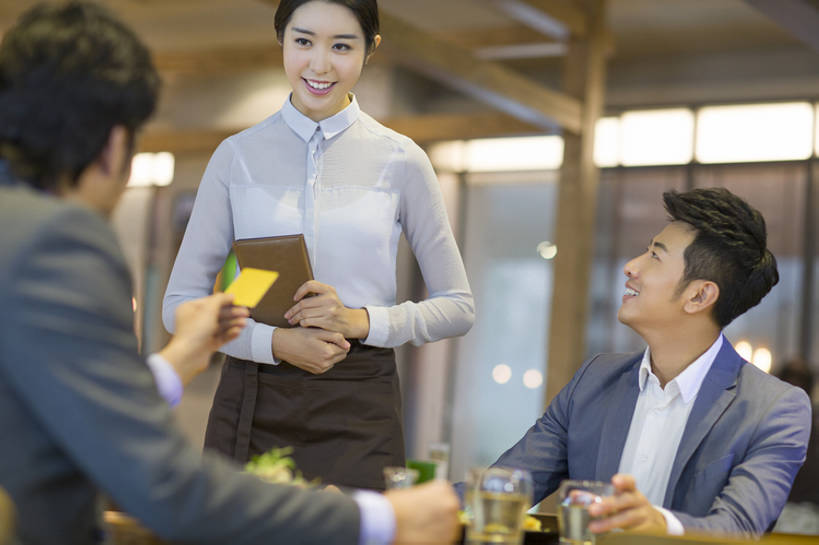 啤酒,东方人,成年人,三个人,同事,商务人士,服务员,商务男性,笑,微笑,露齿笑,横图,室内,正面,衬衫,吃饭,购物,商务,快乐,友谊,幸福,成功,合作,团队,集体,信心,信用卡,消费,水,餐桌,城市,杯子,餐具,北京,中国,亚洲,握,套装,正装,工作,围裙,美味,食品,饮品,现代,队伍,饮食,餐饮,顾客,菜单,食物,饮料,站着,职业,休闲,面对面,亲密,服务,握着,金融,摄影,生活方式,照亮,领导,贵宾,享乐,付款,膳食,成就,可口,金卡,商务装,合伙,领袖,选购,贸易,工薪阶层,东亚,陪同,血拼,适口,陪伴,男人,男性,年轻男性,年轻女性,女人,女性,亚洲人,中国人,年轻人,白领,服务生,上班族,侍者,玻璃杯,沟通,说话,坐着,半身,彩图,衬衣,欢乐,餐馆,给予,开领,伴随,bj175