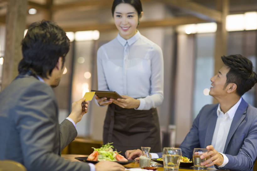 啤酒,东方人,成年人,三个人,同事,商务人士,服务员,商务男性,笑,微笑,露齿笑,横图,室内,正面,衬衫,吃饭,购物,商务,快乐,友谊,幸福,成功,合作,团队,集体,信心,信用卡,消费,水,餐桌,城市,杯子,餐具,北京,中国,亚洲,握,套装,正装,工作,围裙,美味,食品,饮品,现代,队伍,饮食,餐饮,顾客,菜单,食物,饮料,站着,职业,休闲,面对面,亲密,服务,握着,金融,摄影,生活方式,照亮,领导,贵宾,享乐,付款,膳食,成就,可口,金卡,商务装,合伙,领袖,选购,贸易,工薪阶层,东亚,陪同,血拼,适口,陪伴,男人,男性,年轻男性,年轻女性,女人,女性,亚洲人,中国人,年轻人,白领,服务生,上班族,侍者,玻璃杯,沟通,说话,坐着,半身,彩图,衬衣,欢乐,餐馆,给予,开领,伴随,bj175