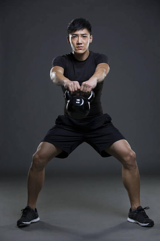 东方人,成年人,肌肉,健壮,一个人,运动员,蹲,举,竖图,留白,正面,运动服,锻炼,运动,信心,举重,北京,中国,亚洲,仅一个男性,仅一个人,握,灰色背景,服装,砝码,训练,注视,运动器械,现代,仅一个年轻男性,衣服,观察,看,托,站着,保养,健康,健身器械,活力,力量,提,握着,保健,摄影,服饰,生活方式,观看,张开双腿,察看,提着,健美,酷,练习,衣着,穿着,关注,热身,瘦身,决心,努力,爱好,健身器材,塑形,塑身,东亚,衣饰,展开双腿,体育活动,男人,男性,年轻男性,亚洲人,中国人,年轻人,举起,举手,举着,向上举,向上伸,向上托,彩图,全身,影棚拍摄,运动器材,伸展双腿,运动装,壶铃,举重运动,bj175