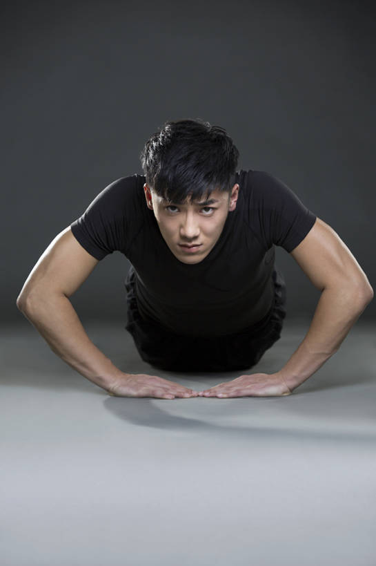 东方人,成年人,肌肉,健壮,一个人,运动员,俯卧撑,竖图,留白,正面,运动服,锻炼,运动,信心,北京,中国,亚洲,仅一个男性,仅一个人,伸展,灰色背景,服装,训练,注视,现代,仅一个年轻男性,衣服,观察,看,保养,健康,活力,力量,平衡,舒展,保健,摄影,服饰,生活方式,观看,支撑,察看,酷,练习,衣着,穿着,关注,热身,决心,努力,爱好,塑身,弹性,东亚,肱二头肌,衣饰,体育活动,男人,男性,年轻男性,亚洲人,中国人,年轻人,彩图,全身,影棚拍摄,运动装,bj175