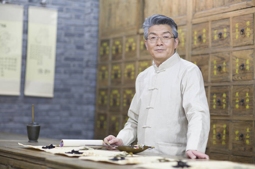 东方人,成年人,中年人,老年人,一个人,医生,药剂师,微笑,横图,室内,白天,正面,技术,植物,抽屉,北京,中国,亚洲,仅一个男性,仅一个人,仅一个中年男性,药,准备,工作,木制,眼镜,草药,药草,古典,注视,传统,中药,排列,观察,看,站着,医护人员,医疗人员,职业,健康,摄影,药房,生活方式,观看,技巧,察看,医疗,药箱,关注,中国文化,肖像,手艺,药材,中草药,古典风格,中医,东亚,中药材,本草,替代疗法,技能,技艺,老年男性,男人,男性,中年男性,亚洲人,中国人,大夫,配药师,秤,半身,彩图,妙技,唐装,传统文化,本领,汉医,成分,bj175