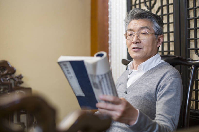 东方人,成年人,中年人,老年人,一个人,医生,横图,室内,正面,快乐,幸福,植物,椅子,北京,中国,亚洲,仅一个男性,仅一个人,仅一个中年男性,握,学习,木制,眼镜,草药,药草,古典,休闲装,传统,中药,看,医护人员,医疗人员,休闲,健康,放松,读,握着,摄影,生活方式,知识,扶手椅,享乐,中国文化,药材,中草药,古典风格,中医,东亚,中药材,本草,老年男性,男人,男性,中年男性,亚洲人,中国人,大夫,书,休闲活动,坐着,半身,彩图,欢乐,传统文化,汉医,bj175