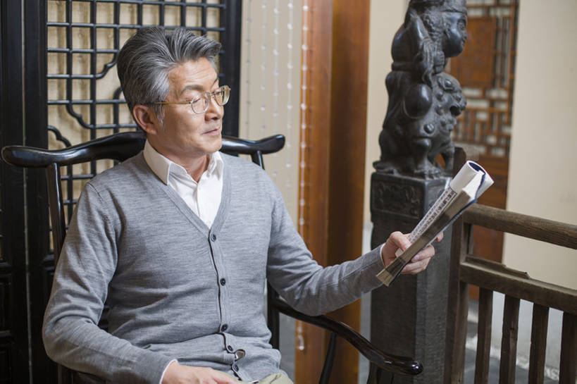 东方人,成年人,中年人,老年人,一个人,医生,横图,室内,正面,快乐,幸福,植物,椅子,北京,中国,亚洲,仅一个男性,仅一个人,仅一个中年男性,握,学习,木制,眼镜,草药,药草,古典,休闲装,传统,中药,看,医护人员,医疗人员,休闲,健康,放松,读,握着,摄影,生活方式,知识,扶手椅,享乐,中国文化,药材,中草药,古典风格,中医,东亚,中药材,本草,老年男性,男人,男性,中年男性,亚洲人,中国人,大夫,书,休闲活动,坐着,半身,彩图,欢乐,传统文化,汉医,bj175