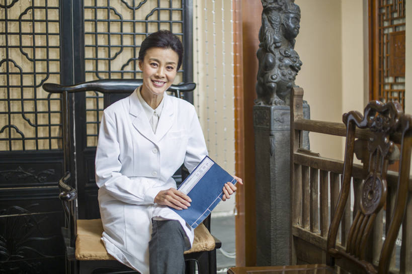 东方人,成年人,中年人,老年人,一个人,医生,笑,微笑,露齿笑,横图,室内,正面,快乐,幸福,植物,椅子,北京,中国,亚洲,仅一个女性,仅一个人,握,学习,木制,草药,药草,古典,二郎腿,注视,传统,中药,观察,看,仅一个中年女性,医护人员,医疗人员,职业,保养,休闲,健康,读,握着,保健,摄影,生活方式,观看,察看,医疗,知识,扶手椅,享乐,关注,中国文化,肖像,药材,中草药,古典风格,中医,东亚,实验服,中药材,本草,老年女性,女人,女性,中年女性,亚洲人,中国人,大夫,书,休闲活动,坐着,彩图,欢乐,传统文化,汉医,bj175