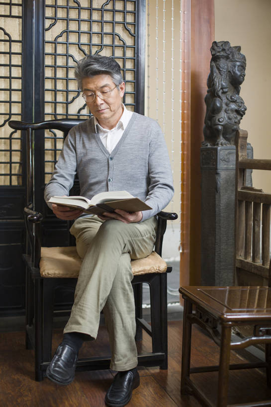 东方人,成年人,中年人,老年人,一个人,医生,竖图,室内,正面,快乐,幸福,植物,椅子,北京,中国,亚洲,仅一个男性,仅一个人,仅一个中年男性,握,学习,木制,眼镜,草药,药草,古典,二郎腿,休闲装,传统,中药,看,医护人员,医疗人员,休闲,健康,放松,读,握着,摄影,生活方式,专心,知识,扶手椅,享乐,中国文化,药材,中草药,古典风格,中医,东亚,中药材,本草,认真,老年男性,男人,男性,中年男性,亚洲人,中国人,大夫,书,休闲活动,坐着,彩图,全身,欢乐,传统文化,汉医,bj175