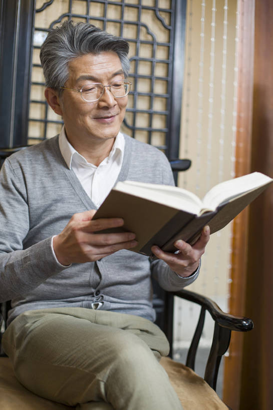 东方人,成年人,中年人,老年人,一个人,医生,微笑,竖图,室内,正面,快乐,幸福,植物,椅子,北京,中国,亚洲,仅一个男性,仅一个人,仅一个中年男性,握,学习,木制,眼镜,草药,药草,古典,二郎腿,休闲装,传统,中药,看,医护人员,医疗人员,休闲,健康,放松,读,握着,摄影,生活方式,专心,知识,扶手椅,享乐,中国文化,药材,中草药,古典风格,中医,东亚,中药材,本草,老年男性,男人,男性,中年男性,亚洲人,中国人,大夫,书,休闲活动,坐着,彩图,欢乐,传统文化,汉医,bj175