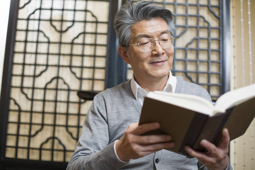 东方人,成年人,中年人,老年人,一个人,医生,微笑,横图,室内,正面,快乐,幸福,植物,椅子,北京,中国,亚洲,仅一个男性,仅一个人,仅一个中年男性,握,学习,木制,眼镜,草药,药草,古典,休闲装,传统,中药,看,医护人员,医疗人员,休闲,健康,放松,读,握着,摄影,生活方式,专心,知识,扶手椅,享乐,中国文化,药材,中草药,古典风格,中医,东亚,中药材,本草,老年男性,男人,男性,中年男性,亚洲人,中国人,大夫,书,休闲活动,坐着,半身,彩图,欢乐,传统文化,汉医,bj175