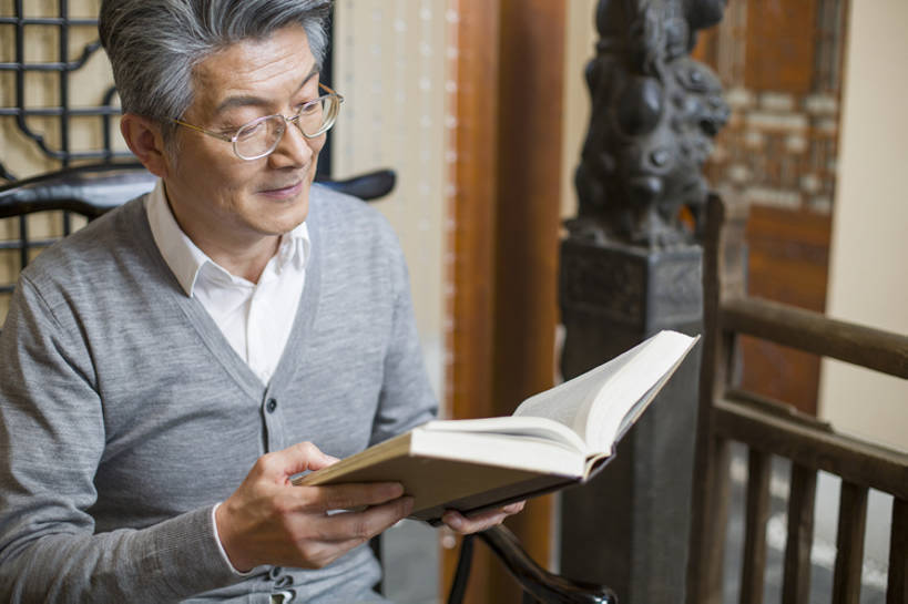 东方人,成年人,中年人,老年人,一个人,医生,微笑,横图,室内,正面,快乐,幸福,植物,椅子,北京,中国,亚洲,仅一个男性,仅一个人,仅一个中年男性,握,学习,木制,眼镜,草药,药草,古典,休闲装,传统,中药,看,医护人员,医疗人员,休闲,健康,放松,读,握着,摄影,生活方式,专心,知识,扶手椅,享乐,中国文化,药材,中草药,古典风格,中医,东亚,中药材,本草,老年男性,男人,男性,中年男性,亚洲人,中国人,大夫,书,休闲活动,坐着,半身,彩图,欢乐,传统文化,汉医,bj175