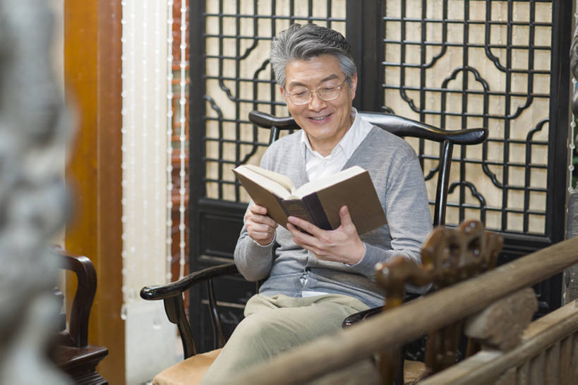 东方人,成年人,中年人,老年人,一个人,医生,笑,微笑,露齿笑,横图,室内,正面,快乐,幸福,植物,椅子,北京,中国,亚洲,仅一个男性,仅一个人,仅一个中年男性,握,学习,木制,眼镜,草药,药草,古典,二郎腿,休闲装,传统,中药,看,医护人员,医疗人员,休闲,健康,放松,读,握着,摄影,生活方式,专心,知识,扶手椅,享乐,中国文化,药材,中草药,古典风格,中医,东亚,中药材,本草,老年男性,男人,男性,中年男性,亚洲人,中国人,大夫,书,休闲活动,坐着,彩图,欢乐,传统文化,汉医,bj175