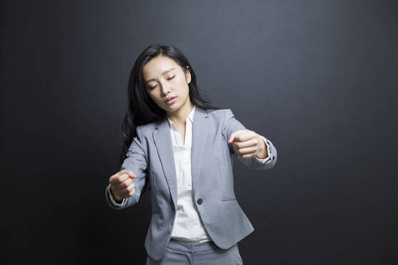 东方人,成年人,一个人,商务人士,司机,商务女性,横图,正面,商务,安全,北京,中国,亚洲,仅一个年轻女性,仅一个女性,仅一个人,握,黑色背景,套装,正装,现代,站着,职业,概念,疲倦,握着,摄影,生活方式,疲劳,疲惫,困乏,驾车,东亚,疲乏,委顿,疲困,疲顿,疲钝,倦怠,怠倦,危险,年轻女性,女人,女性,亚洲人,中国人,年轻人,白领,闭着眼睛,睡觉,张开手臂,半身,彩图,影棚拍摄,办公室职员,开领,bj175