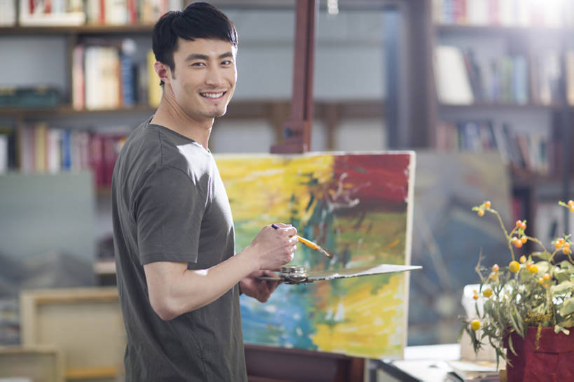 东方人,成年人,一个人,画家,办公室,笑,微笑,露齿笑,横图,彩色,室内,白天,侧面,抽象,时尚,绘画,快乐,自由,幸福,成功,集体,信心,技术,植物,书架,城市,油画,雕塑,北京,中国,亚洲,仅一个男性,仅一个人,握,艺术,装饰,工作,材料,雕刻,雕像,盆栽,画板,盆景,利益,古典,T恤,扭头,注视,休闲装,文化,现代,画架,架子,仅一个年轻男性,绿色,自然,画笔,工艺品,观察,看,品味,站着,转头,做,职业,休闲,团体,个性,握着,艺术家,摄影,奋斗,生长,生活方式,成长,观看,纪念,技巧,五颜六色,颜料,灵感,美术,色彩斑斓,愿望,察看,组织,创造力,调色板,高雅,享乐,工作室,成就,关注,主题,努力,肖像,爱好,作画,手艺,画布,五彩缤纷,逆光,陈列,想象,东亚,功能,美学,五彩斑斓,构图,理想,技能,技艺,五光十色,想法,美术工艺,男人,男性,年轻男性,亚洲人,中国人,年轻人,设计,书,画画,半身,彩图,欢乐,妙技,美术工作室,本领,油画颜料,bj175