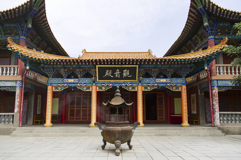 无人,寺庙,宫殿,横图,室外,白天,旅游,度假,美景,名胜古迹,标志建筑,地标,建筑,中国,亚洲,花纹,艺术,鲜艳,图案,香炉,庭院,景观,文化遗产,建筑群,古典,宏伟,燃烧,历史,娱乐,建设,传统,古代,风景,天空,自然,享受,休闲,汉字,熏香,烟,旅游胜地,景色,放松,摄影,宗教,观音,佛教,鼎,旧的,中国文化,自然风光,古典风格,东亚,宗教用品,远古,东亚文化,甘肃省,丝绸之路,武威,古代文明,灵性,彩图,旅行,礼拜堂,传统文化,建筑结构,罗什寺,bj175