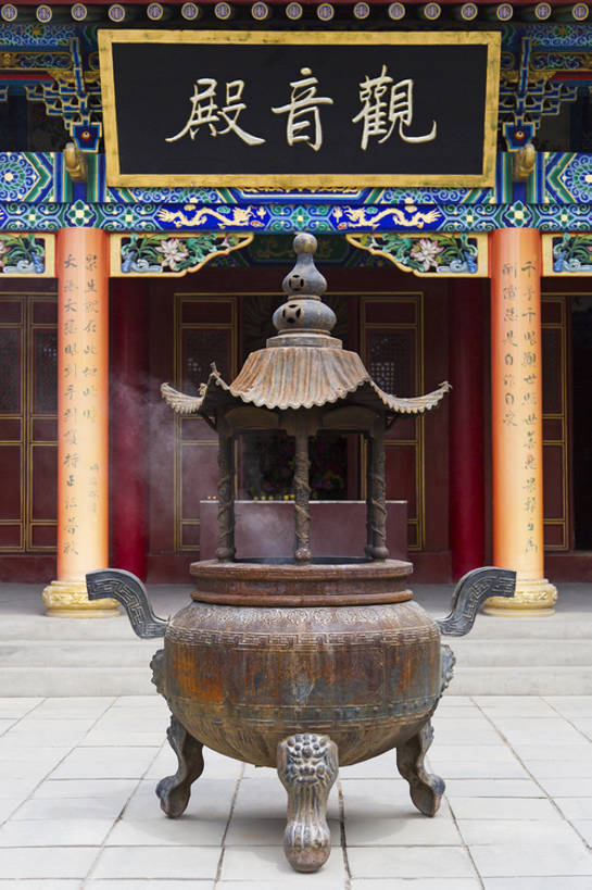 无人,寺庙,宫殿,竖图,室外,白天,旅游,度假,美景,名胜古迹,标志建筑,地标,建筑,中国,亚洲,花纹,艺术,鲜艳,图案,香炉,庭院,景观,文化遗产,建筑群,古典,宏伟,燃烧,历史,娱乐,建设,传统,古代,风景,天空,自然,享受,休闲,汉字,熏香,烟,旅游胜地,景色,放松,摄影,宗教,观音,佛教,鼎,旧的,中国文化,自然风光,古典风格,东亚,宗教用品,远古,东亚文化,甘肃省,丝绸之路,武威,古代文明,灵性,彩图,旅行,礼拜堂,传统文化,建筑结构,罗什寺,bj175