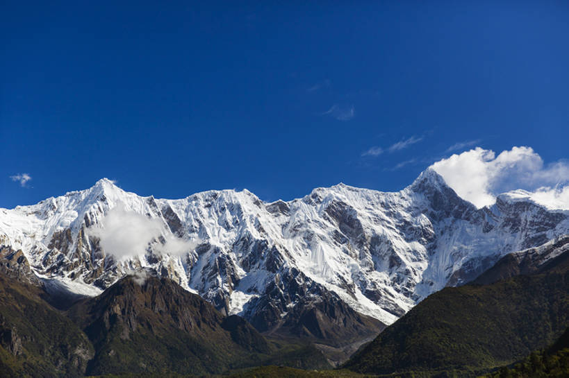 无人,横图,室外,白天,旅游,度假,美景,山,山脉,雪,雪山,中国,亚洲,曲折,地形,景观,山顶,山坡,云,娱乐,林芝,西藏,蓝色,风景,天空,自然,享受,休闲,陡峭,景色,放松,摄影,宁静,环境,山脊,自然风光,东亚,西藏自治区,地貌,青藏高原,坎坷,崎岖,地质学,自然地理,彩图,旅行,bj175