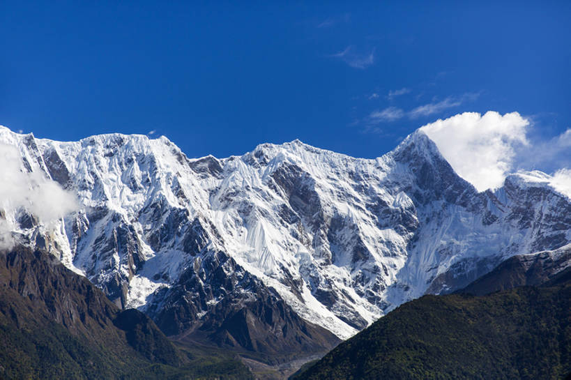 无人,横图,室外,白天,旅游,度假,美景,山,山脉,雪,雪山,中国,亚洲,曲折,地形,景观,山顶,山坡,云,娱乐,林芝,西藏,蓝色,风景,天空,自然,享受,休闲,陡峭,景色,放松,摄影,宁静,环境,山脊,自然风光,东亚,西藏自治区,地貌,青藏高原,坎坷,崎岖,地质学,自然地理,彩图,旅行,bj175