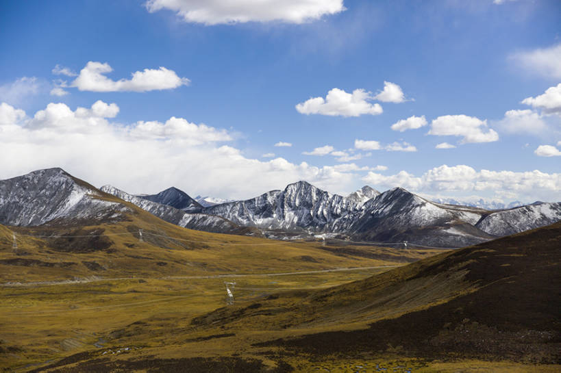 无人,横图,室外,白天,留白,旅游,度假,草地,草原,美景,山,山脉,雪,雪山,中国,亚洲,曲折,地形,景观,陆地,山顶,山坡,云,山谷,云层,娱乐,西藏,草,蓝色,风景,天空,自然,享受,休闲,景色,放松,摄影,宁静,环境,自然风光,自然现象,东亚,西藏自治区,地貌,青藏高原,坎坷,崎岖,地质学,自然地理,彩图,旅行,唐古拉山,广角,bj175