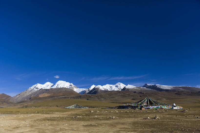 无人,横图,室外,白天,旅游,度假,石头,美景,山,山脉,雪,雪山,旗帜,中国,亚洲,吊挂,悬挂,曲折,地形,景观,陆地,山顶,山坡,地面,祝福,挂,文化,娱乐,传统,西藏,经幡,少数民族,民族,蓝色,风景,蓝天,天空,自然,平原,祈祷,享受,休闲,景色,放松,摄影,宗教,宁静,中国文化,自然风光,藏,东亚,西藏自治区,地貌,敖包,纳木错,青藏高原,圣湖,中华人民共和国,西南地区,坎坷,崎岖,灵性,地质学,咸水湖,自然地理,岩石,彩图,旅行,灵湖,神湖,腾格里海,天湖,传统文化,中国少数民族,广角,bj175