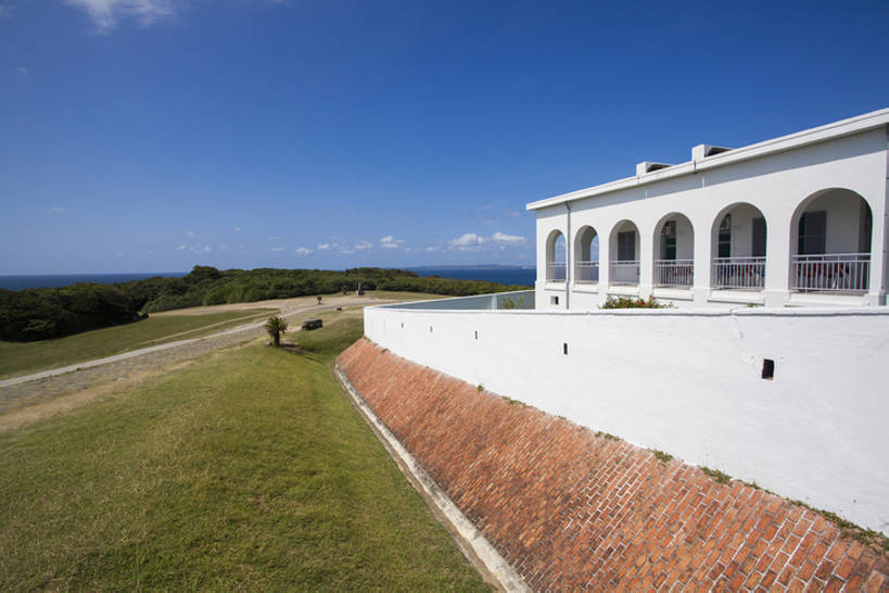 无人,公园,横图,室外,白天,旅游,度假,草地,草坪,海洋,美景,标志建筑,地标,建筑,台湾,日光,中国,亚洲,墙,岛,地平线,景观,云,建筑群,围墙,娱乐,建设,草,蓝色,绿色,白色,风景,天空,自然,享受,休闲,景色,放松,摄影,宁静,环境,生态,国家公园,清新,自然风光,东亚,台南,彩图,旅行,恒春半岛,广角,垦丁,鹅銮鼻公园,bj175