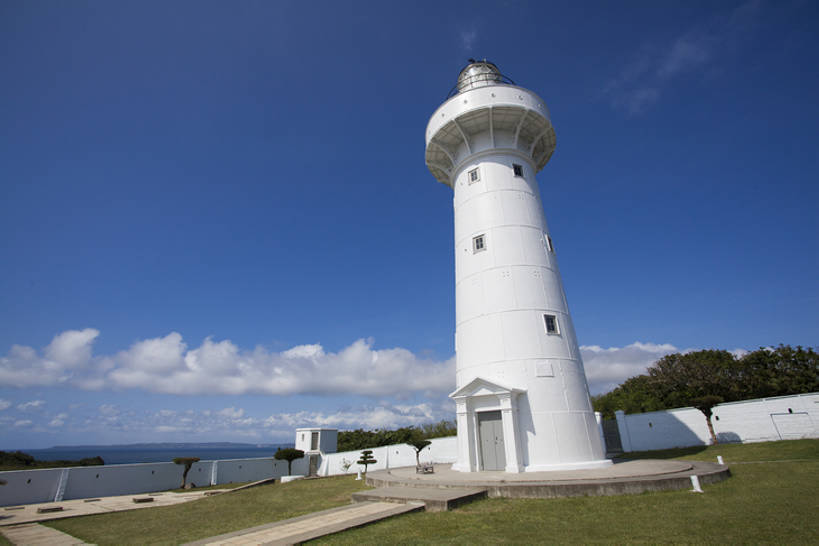 无人,公园,横图,室外,白天,旅游,度假,草地,草坪,海洋,美景,标志建筑,道路,地标,建筑,台湾,日光,中国,亚洲,信息,墙,岛,地平线,景观,云,建筑群,围墙,灯塔,交通,方向,娱乐,建设,草,树,蓝色,绿色,白色,风景,天空,自然,享受,休闲,景色,放松,摄影,引导,指引,宁静,环境,生态,国家公园,清新,自然风光,东亚,台南,航标,彩图,旅行,恒春半岛,导航,广角,垦丁,鹅銮鼻公园,bj175