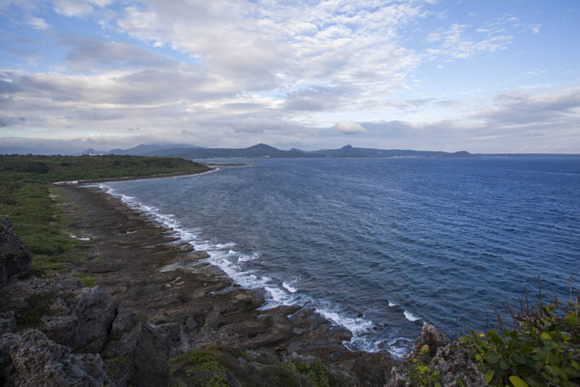 无人,公园,横图,室外,白天,旅游,度假,海浪,海洋,石头,美景,山,山脉,水,标志建筑,地标,建筑,台湾,中国,亚洲,堆积,岛,地平线,海岸线,景观,水边,水面,水平线,云,建筑群,娱乐,干净,建设,草,蓝色,绿色,风景,天空,自然,波浪,享受,休闲,景色,放松,摄影,宁静,环境,风化,生态,岩层,清新,自然风光,海景,东亚,台南,地质学,风蚀,石化,风蚀地貌,岩石层,自然地理,暗礁,海滩,岩石,彩图,旅行,恒春半岛,广角,垦丁,猫鼻头,bj175