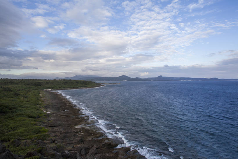无人,公园,横图,室外,白天,旅游,度假,海浪,海洋,石头,美景,山,山脉,水,标志建筑,地标,建筑,台湾,中国,亚洲,堆积,岛,地平线,海岸线,景观,水边,水面,水平线,云,建筑群,娱乐,干净,建设,草,蓝色,绿色,风景,天空,自然,波浪,享受,休闲,景色,放松,摄影,宁静,环境,风化,生态,岩层,清新,自然风光,海景,东亚,台南,地质学,风蚀,石化,风蚀地貌,岩石层,自然地理,暗礁,海滩,岩石,彩图,旅行,恒春半岛,广角,垦丁,猫鼻头,bj175
