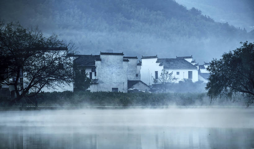 无人,横图,室外,旅游,度假,湖,河流,美景,名胜古迹,森林,山,水,雾,标志建筑,地标,建筑,宏村,中国,亚洲,反射,房屋,池塘,景观,水面,乡村,建筑群,古典,历史,娱乐,建设,传统,树,古代,风景,自然,黄昏,享受,休闲,旅游胜地,景色,放松,摄影,建造,江南,宁静,旧的,中国文化,自然风光,古典风格,东亚,远古,安徽省,彩图,旅行,居住区,传统文化,建筑结构,bj175