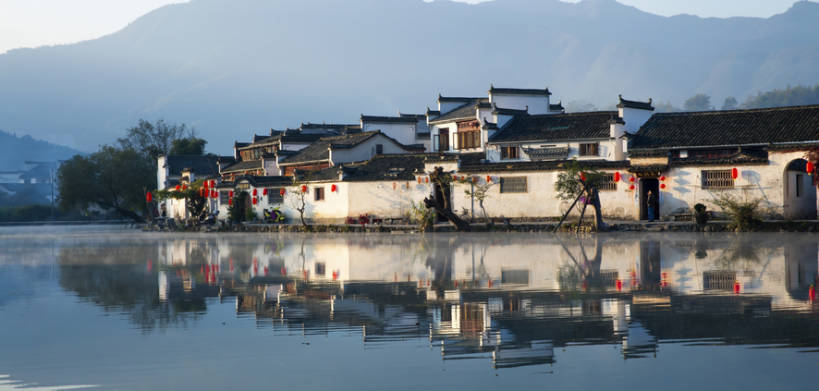 无人,横图,室外,旅游,度假,湖,河流,美景,名胜古迹,山,水,雾,标志建筑,地标,建筑,宏村,中国,亚洲,反射,房屋,池塘,景观,水面,乡村,建筑群,古典,历史,娱乐,建设,传统,树,古代,风景,自然,黄昏,享受,休闲,旅游胜地,景色,放松,摄影,建造,江南,宁静,旧的,中国文化,自然风光,古典风格,东亚,远古,安徽省,彩图,旅行,居住区,传统文化,建筑结构,bj175