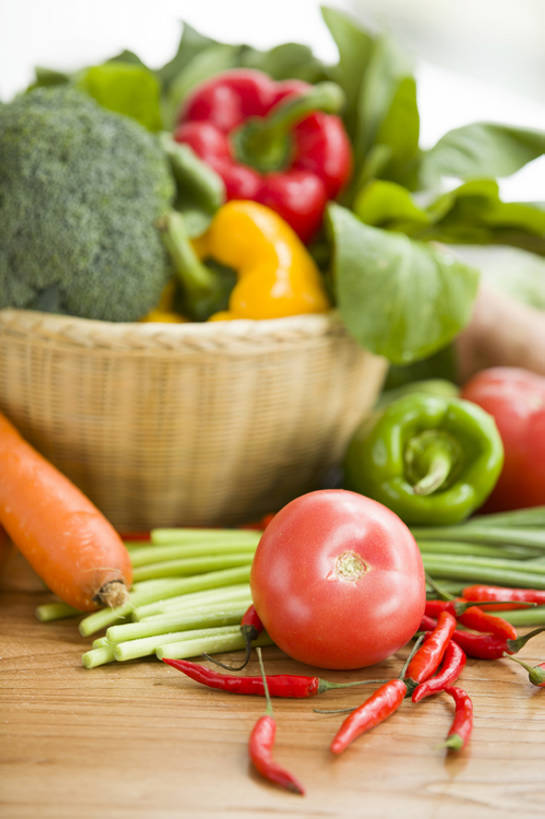 无人,竖图,特写,农业,桌子,胡萝卜,辣椒,蔬菜,西红柿,静物,叶子,北京,中国,亚洲,准备,丰富,新鲜,材料,篮子,花椰菜,青菜,调料,生食,食品,绿叶,饮品,饮食,餐饮,食物,饮料,做,健康,嫩叶,素食,摄影,有机食品,绿色食品,多样,蒜苗,膳食,可口,清新,选择,东亚,健康食物,辣角,红海椒,大椒,辣虎,广椒,适口,叶,叶片,辣子,红辣椒,海椒,番椒,灯笼椒,烹调,彩图,影棚拍摄,成分,bj175