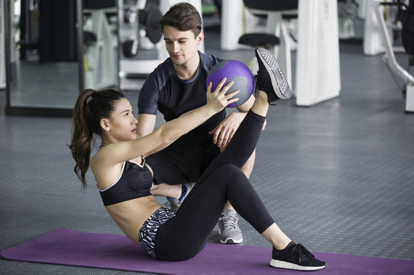 东方人,成年人,两个人,教师,运动员,健身房,坐,蹲,举,横图,室内,白天,侧面,运动服,运动鞋,锻炼,运动,信心,举重,城市,北京,中国,亚洲,伸展,握,服装,砝码,半空,训练,运动器械,现代,球,衣服,教,托,教练,健康,短袖,健身器械,健身球,活力,力量,平衡,亲密,舒展,握着,摄影,服饰,生活方式,指导,协助,马尾辫,健美,练习,衣着,穿着,瘦身,决心,努力,爱好,苗条,健身器材,塑形,塑身,弹性,东亚,衣饰,教员,运动胸罩,男人,男性,年轻男性,年轻女性,女人,女性,白种人,亚洲人,中国人,年轻人,老师,举起,举手,举着,向上举,向上伸,向上托,张开手臂,坐着,彩图,全身,先生,运动器材,运动装,举重运动,健身俱乐部,健身垫,bj175