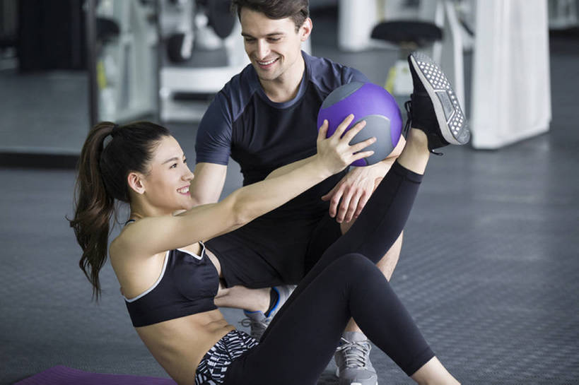 东方人,成年人,两个人,教师,运动员,健身房,坐,蹲,举,笑,微笑,露齿笑,横图,室内,白天,侧面,运动服,运动鞋,锻炼,快乐,幸福,运动,信心,举重,城市,北京,中国,亚洲,伸展,握,服装,砝码,半空,训练,运动器械,现代,球,衣服,教,托,教练,健康,短袖,健身器械,健身球,活力,力量,平衡,亲密,舒展,握着,摄影,服饰,生活方式,指导,协助,马尾辫,健美,享乐,练习,衣着,穿着,瘦身,决心,努力,爱好,苗条,健身器材,塑形,塑身,弹性,东亚,衣饰,教员,运动胸罩,男人,男性,年轻男性,年轻女性,女人,女性,白种人,亚洲人,中国人,年轻人,老师,举起,举手,举着,向上举,向上伸,向上托,张开手臂,坐着,彩图,全身,欢乐,先生,运动器材,运动装,举重运动,健身俱乐部,bj175