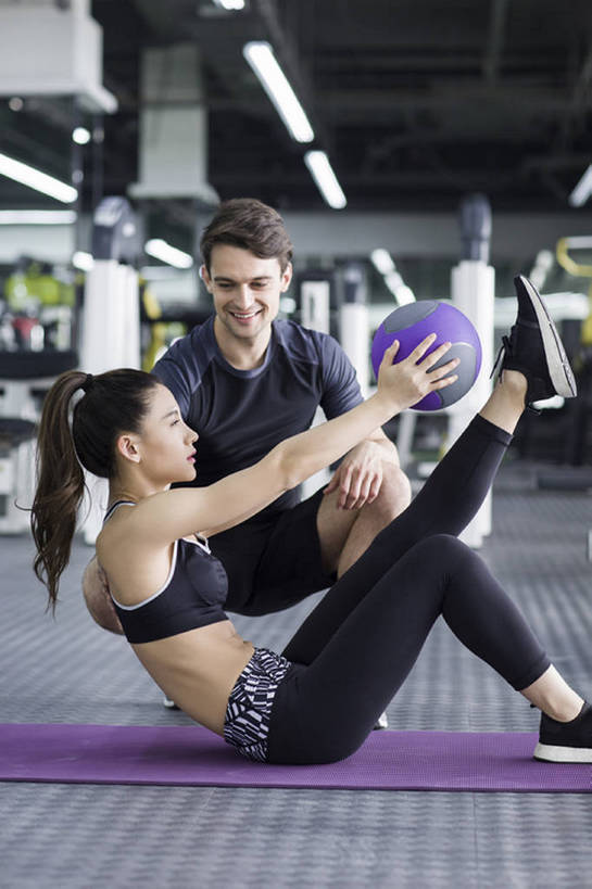 东方人,成年人,两个人,教师,运动员,健身房,坐,蹲,举,笑,微笑,露齿笑,竖图,室内,白天,侧面,运动服,运动鞋,锻炼,快乐,幸福,运动,信心,举重,城市,北京,中国,亚洲,伸展,握,服装,砝码,半空,训练,运动器械,现代,球,衣服,教,托,教练,健康,短袖,健身器械,健身球,活力,力量,平衡,亲密,舒展,握着,摄影,服饰,生活方式,指导,协助,马尾辫,健美,享乐,练习,衣着,穿着,瘦身,决心,努力,爱好,苗条,健身器材,塑形,塑身,弹性,东亚,衣饰,教员,运动胸罩,男人,男性,年轻男性,年轻女性,女人,女性,白种人,亚洲人,中国人,年轻人,老师,举起,举手,举着,向上举,向上伸,向上托,张开手臂,坐着,彩图,全身,欢乐,先生,运动器材,运动装,举重运动,健身俱乐部,健身垫,bj175