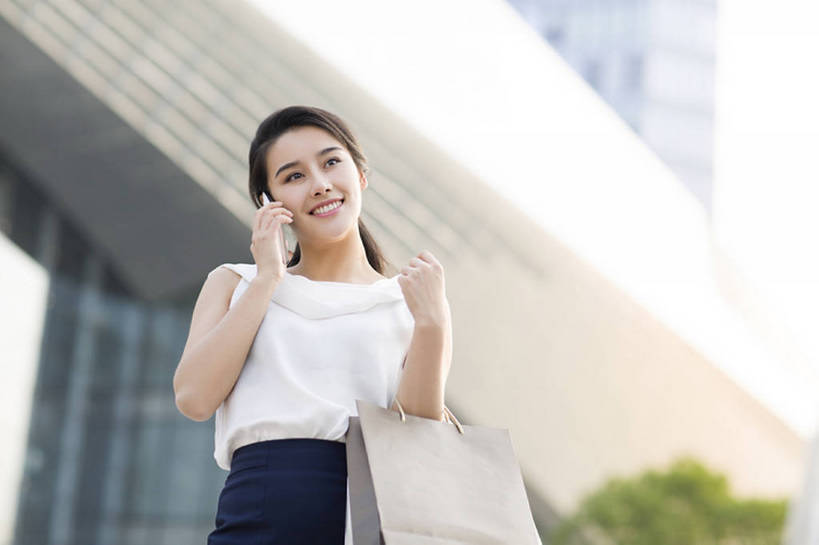 东方人,成年人,一个人,笑,打电话,微笑,露齿笑,横图,室外,白天,正面,仰视,裙子,购物,度假,时尚,快乐,幸福,消费,技术,美景,城市风光,城市,建筑,商场,手机,北京,中国,亚洲,仅一个年轻女性,仅一个女性,仅一个人,连接,握,包,景观,购物袋,联系,娱乐,现代,站着,享受,休闲,景色,放松,活力,零售,握着,金融,摄影,生活方式,女装,便利,享乐,都市风光,购买,选购,贸易,智能手机,东亚,血拼,无线电技术,年轻女性,女人,女性,亚洲人,中国人,年轻人,休闲活动,沟通,说话,彩图,低角度拍摄,欢乐,bj175