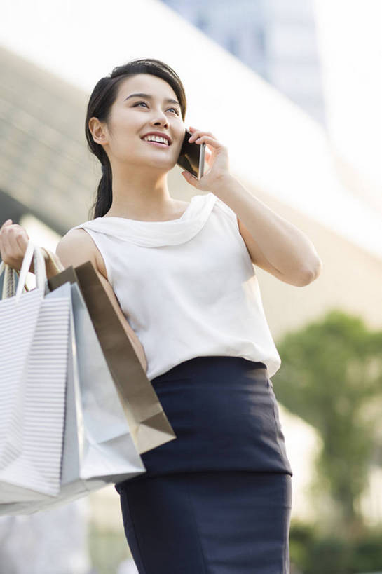 东方人,成年人,一个人,笑,打电话,微笑,露齿笑,竖图,室外,白天,正面,仰视,裙子,购物,度假,时尚,快乐,幸福,消费,技术,美景,城市风光,城市,建筑,商场,手机,北京,中国,亚洲,仅一个年轻女性,仅一个女性,仅一个人,连接,握,包,景观,购物袋,联系,娱乐,现代,站着,享受,休闲,景色,放松,活力,零售,握着,金融,摄影,生活方式,女装,便利,享乐,都市风光,购买,选购,贸易,智能手机,东亚,血拼,无线电技术,年轻女性,女人,女性,亚洲人,中国人,年轻人,休闲活动,沟通,说话,彩图,低角度拍摄,欢乐,bj175