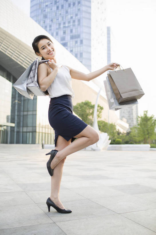 东方人,成年人,头发,一个人,站,笑,微笑,露齿笑,竖图,室外,白天,侧面,裙子,购物,度假,时尚,快乐,幸福,消费,石头,美景,城市风光,城市,建筑,路,商场,北京,中国,亚洲,仅一个年轻女性,仅一个女性,仅一个人,握,包,石子,景观,购物袋,地面,半空,注视,娱乐,现代,观察,看,站着,享受,休闲,景色,放松,活力,零售,握着,金融,摄影,生活方式,观看,女装,单腿,察看,享乐,都市风光,购买,关注,选购,贸易,东亚,血拼,年轻女性,女人,女性,亚洲人,中国人,年轻人,石块,岩石,休闲活动,站立,张开手臂,彩图,全身,欢乐,bj175