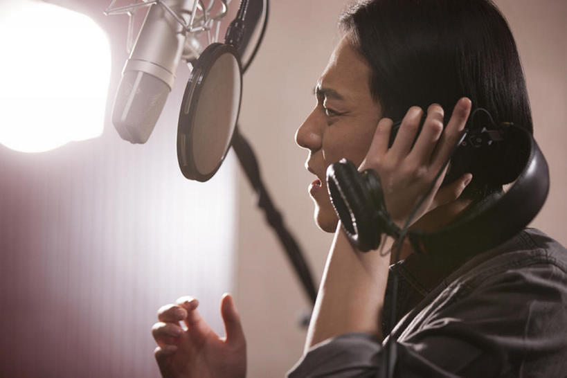 东方人,成年人,脸,头,脸颊,一个人,横图,室内,夜晚,侧面,衬衫,时尚,北京,中国,亚洲,仅一个男性,仅一个人,握,音乐,听,休闲装,娱乐,现代,肩膀,仅一个年轻男性,耳麦,站着,张嘴,休闲,握着,艺术家,摄影,唱,明亮,专心,录音棚,麦克风,录音,享乐,照明设备,扩音器,爱好,逆光,音乐人,张大嘴巴,东亚,男人,男性,年轻男性,亚洲人,中国人,年轻人,头部,脸部,脸蛋,面部,张开嘴,歌手,彩图,欢乐,数码录音机,数字录音器,bj175