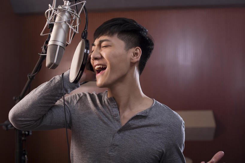 东方人,成年人,脸,头,脸颊,一个人,横图,室内,夜晚,正面,时尚,快乐,兴奋,幸福,热情,北京,中国,亚洲,仅一个男性,仅一个人,握,音乐,听,休闲装,娱乐,现代,刺激,肩膀,仅一个年轻男性,耳麦,站着,张嘴,休闲,活力,握着,艺术家,摄影,唱,专心,录音棚,麦克风,录音,酷,享乐,扩音器,爱好,音乐人,张大嘴巴,东亚,摇滚乐,男人,男性,年轻男性,亚洲人,中国人,年轻人,头部,脸部,脸蛋,面部,张开嘴,歌手,闭着眼睛,彩图,欢乐,数码录音机,数字录音器,摇摆舞,bj175