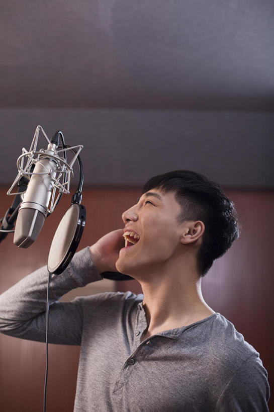 东方人,成年人,脸,头,脸颊,一个人,竖图,室内,夜晚,侧面,时尚,快乐,兴奋,幸福,热情,北京,中国,亚洲,仅一个男性,仅一个人,握,音乐,听,休闲装,娱乐,现代,刺激,肩膀,仅一个年轻男性,耳麦,向上看,站着,张嘴,休闲,活力,握着,艺术家,摄影,唱,专心,录音棚,麦克风,录音,酷,享乐,扩音器,爱好,音乐人,张大嘴巴,东亚,摇滚乐,男人,男性,年轻男性,亚洲人,中国人,年轻人,头部,脸部,脸蛋,面部,张开嘴,歌手,仰头,彩图,欢乐,数码录音机,数字录音器,摇摆舞,bj175