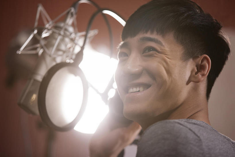 东方人,成年人,脸,头,脸颊,一个人,笑,微笑,露齿笑,横图,室内,夜晚,侧面,仰视,时尚,快乐,幸福,热情,北京,中国,亚洲,仅一个男性,仅一个人,握,音乐,休闲装,娱乐,现代,肩膀,仅一个年轻男性,耳麦,站着,休闲,活力,握着,艺术家,摄影,唱,明亮,录音棚,麦克风,录音,酷,享乐,照明设备,扩音器,爱好,逆光,音乐人,东亚,摇滚乐,男人,男性,年轻男性,亚洲人,中国人,年轻人,头部,脸部,脸蛋,面部,歌手,彩图,低角度拍摄,欢乐,数码录音机,数字录音器,摇摆舞,bj175