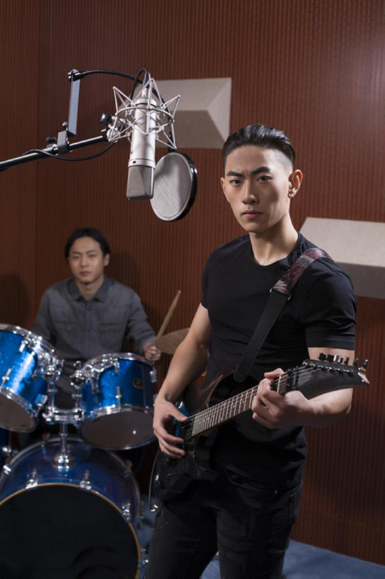 东方人,成年人,两个人,竖图,室内,夜晚,正面,时尚,友谊,热情,合作,团队,北京,中国,亚洲,乐队,表演,握,电吉他,鼓,吉他,乐器,弦乐器,音乐,注视,休闲装,娱乐,表演者,现代,观察,看,站着,休闲,活力,握着,艺术家,摄影,观看,唱,察看,录音棚,麦克风,录音,酷,享乐,关注,扩音器,弹拨弦鸣乐器,爱好,吉他手,音乐人,鼓槌,东亚,陪同,爵士鼓,鼓手,陪伴,摇滚乐,男人,男性,年轻男性,亚洲人,中国人,年轻人,歌手,坐着,彩图,数码录音机,数字录音器,摇摆舞,弹拨弦乐器,拨弦乐器,弹拨乐器,伴随,bj175