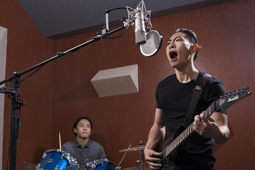 东方人,成年人,两个人,横图,室内,夜晚,正面,仰视,时尚,兴奋,友谊,热情,合作,团队,北京,中国,亚洲,乐队,表演,握,电吉他,鼓,吉他,乐器,弦乐器,音乐,休闲装,娱乐,表演者,现代,刺激,站着,张嘴,休闲,活力,握着,艺术家,摄影,唱,专心,录音棚,麦克风,录音,酷,享乐,扩音器,弹拨弦鸣乐器,爱好,吉他手,音乐人,鼓槌,张大嘴巴,东亚,陪同,爵士鼓,鼓手,陪伴,摇滚乐,男人,男性,年轻男性,亚洲人,中国人,年轻人,张开嘴,歌手,坐着,半身,彩图,低角度拍摄,数码录音机,数字录音器,摇摆舞,弹拨弦乐器,拨弦乐器,弹拨乐器,伴随,bj175